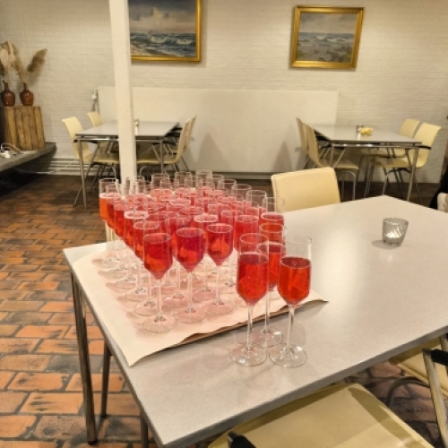 Velkomstdrink serveret til fest og selskab i hyggelige selskabslokaler