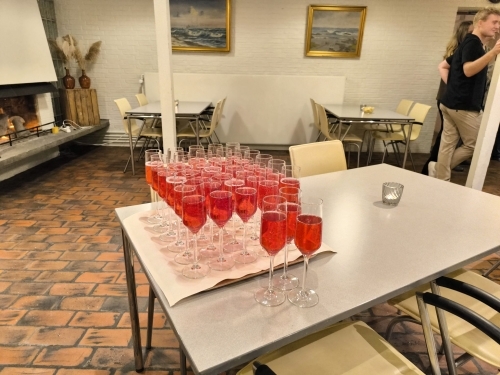 Velkomstdrink serveret til fest og selskab i hyggelige selskabslokaler